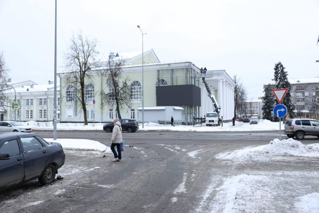 Экран устанавливают на здании ГКЦ в Пскове