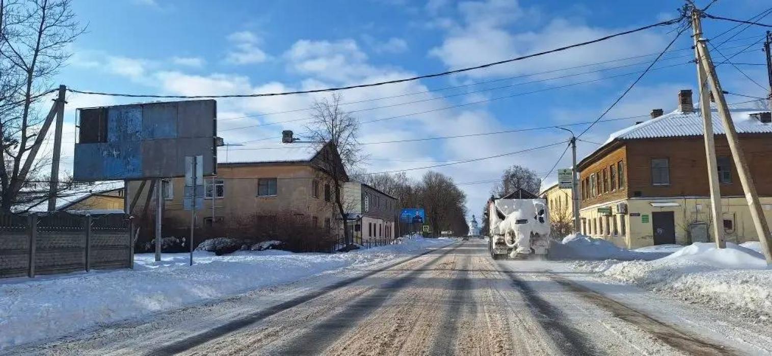 Последствия двух снежных циклонов продолжают ликвидировать в Островском округе