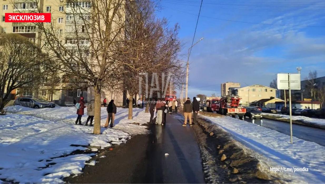 Балкон жилого дома загорелся в Великих Луках