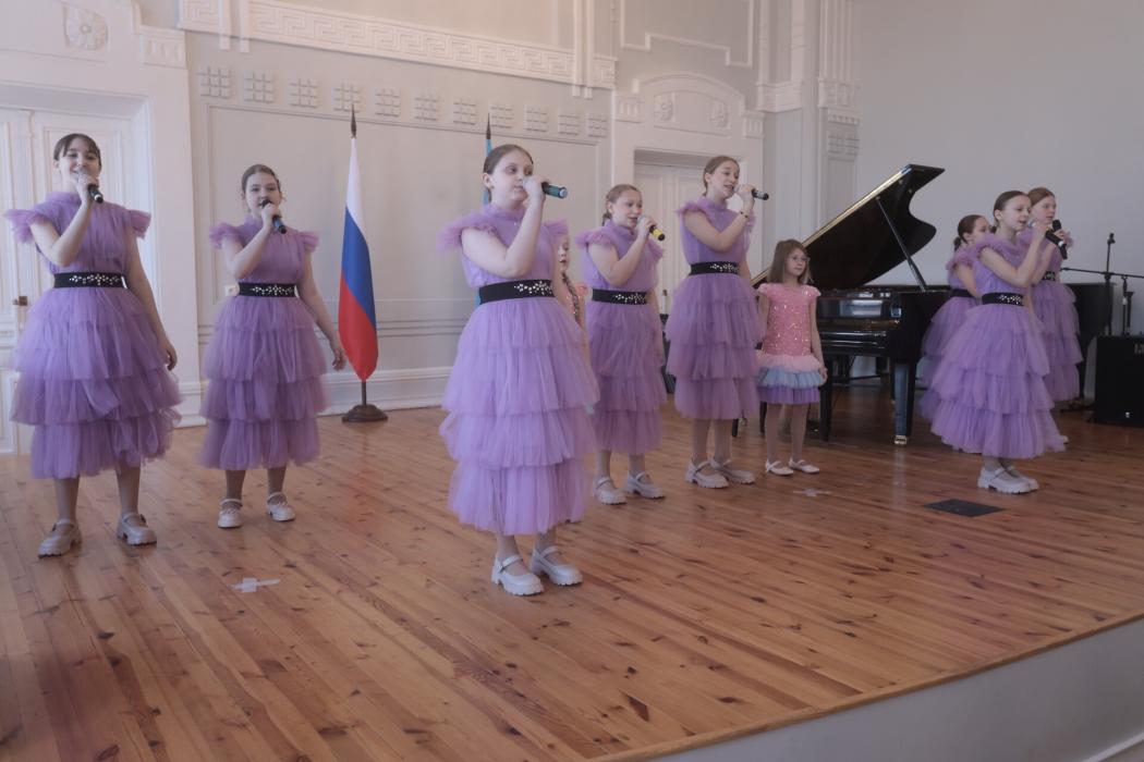 «Не искать случайных встреч»: 17 псковских пар получили медали за полвека любви