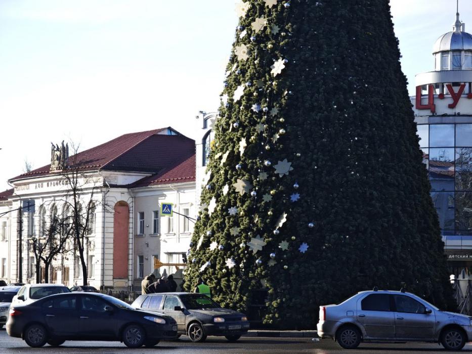 Городскую ёлку разбирают в Пскове
