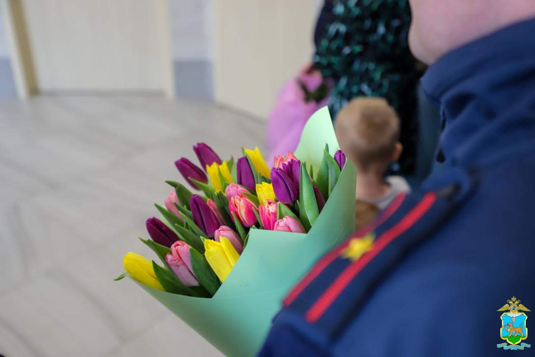  В Пскове полицейские помогли беременной женщине добраться до роддома