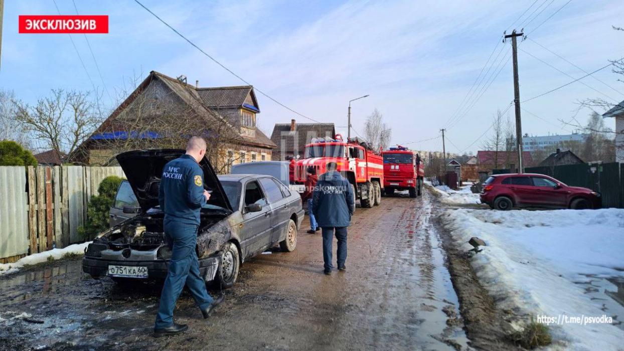 Автомобиль загорелся на улице в Великих Луках