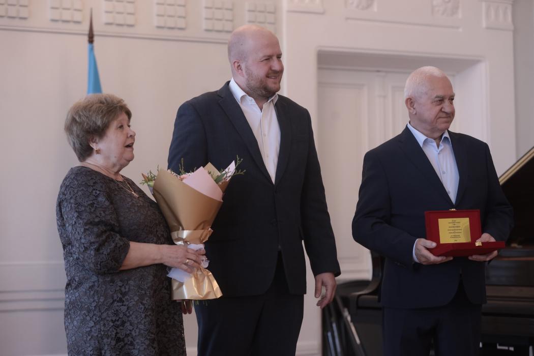 «Не искать случайных встреч»: 17 псковских пар получили медали за полвека любви