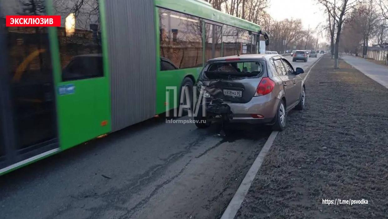 В Пскове столкнулись два автомобиля, пострадал один из водителей