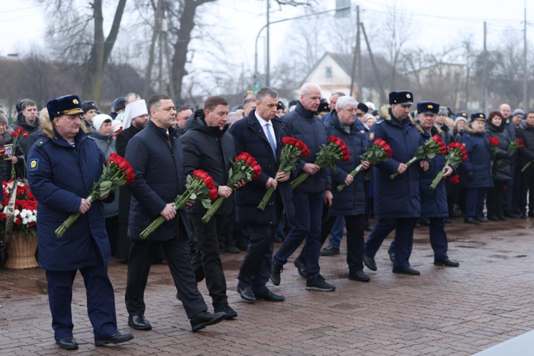 В Черёхе возложили цветы к мемориалу героям-десантникам 6-й роты