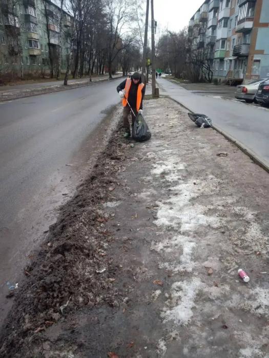 Уборка дворов в Пскове 
