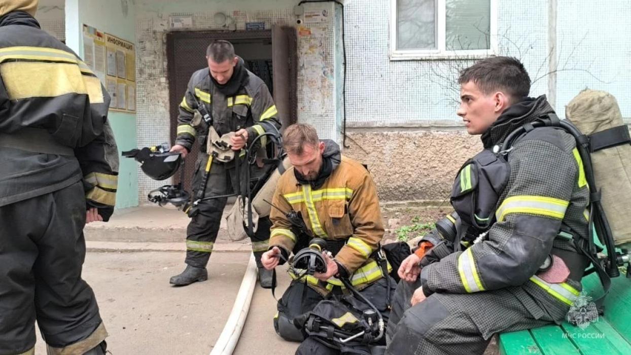 Семью с маленькими детьми спасли из горящей квартиры в Пскове