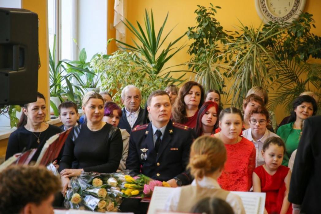 Псковские полицейские поздравили воспитанниц и коллектив подшефного центра помощи детям с 8 Марта