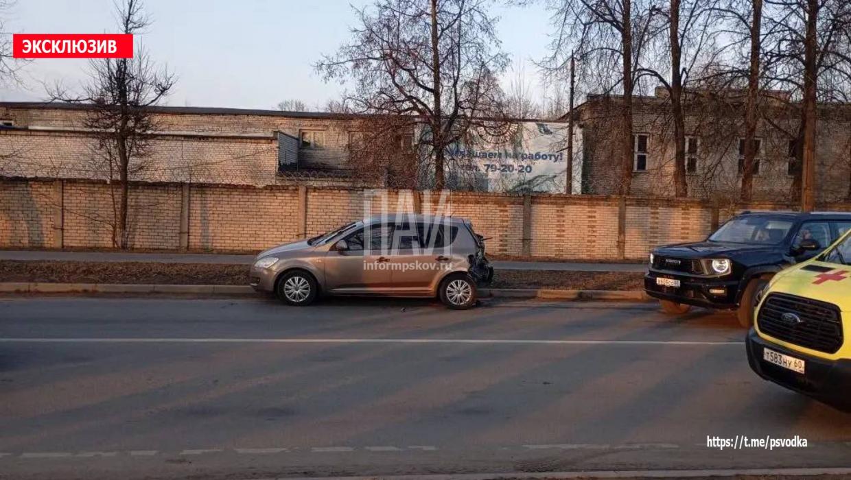 В Пскове столкнулись два автомобиля, пострадал один из водителей
