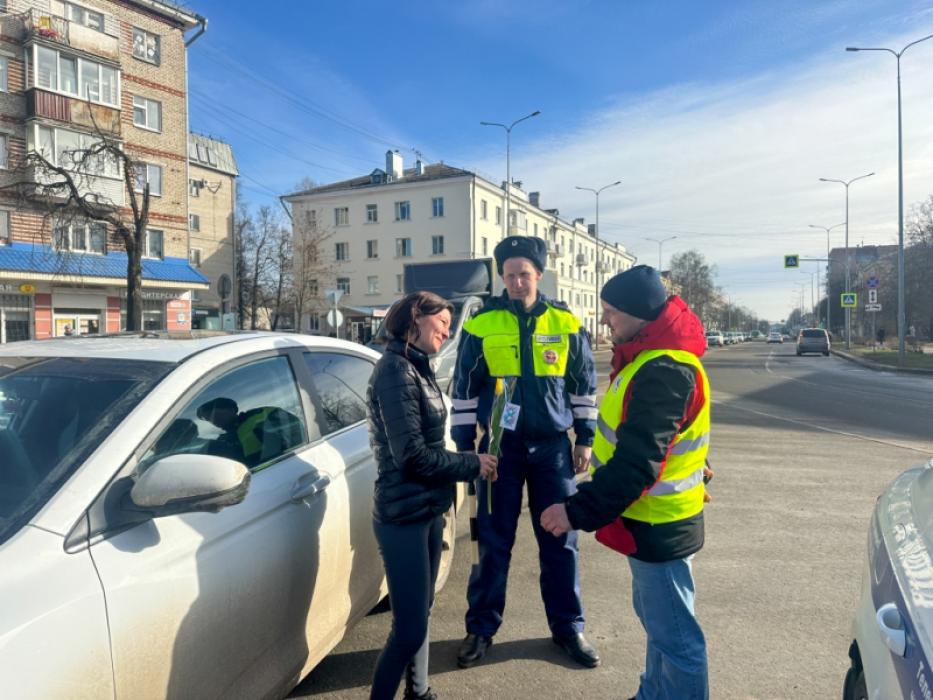 Акция «Цветы для автоледи»