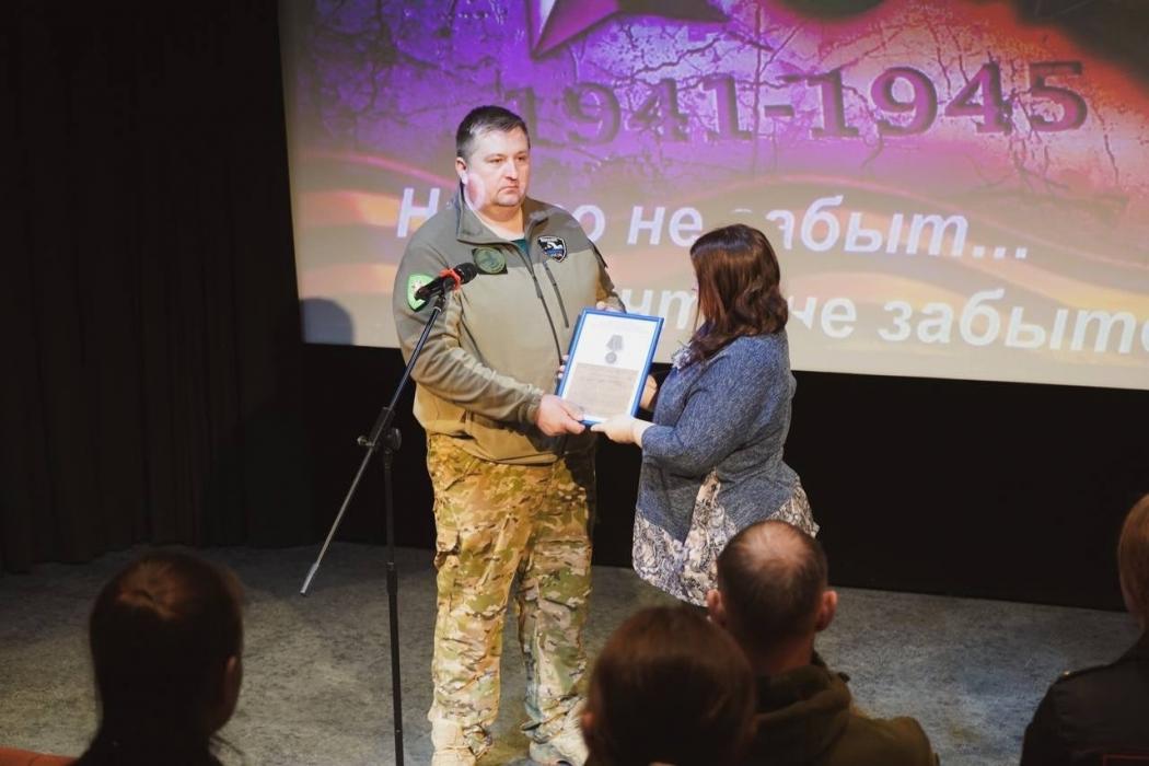 Найденную в Псковской области медаль красноармейца передали его родственникам в Белгороде