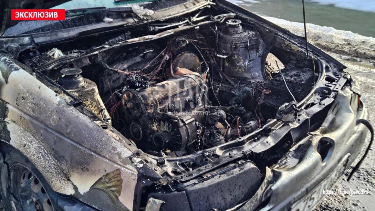 Автомобиль загорелся на улице в Великих Луках