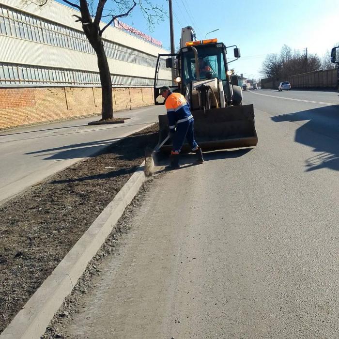 Ежедневно коммунальные службы убирают улицы и парки Пскова 