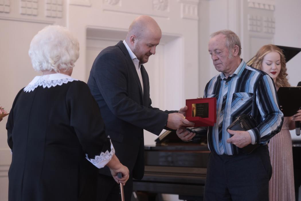 «Не искать случайных встреч»: 17 псковских пар получили медали за полвека любви