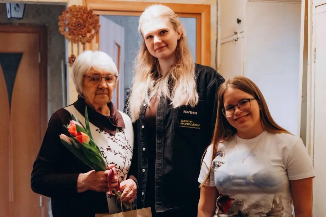 Молодёжь Псковской области поздравила с наступающим Международным женским днём представителей старшего поколения