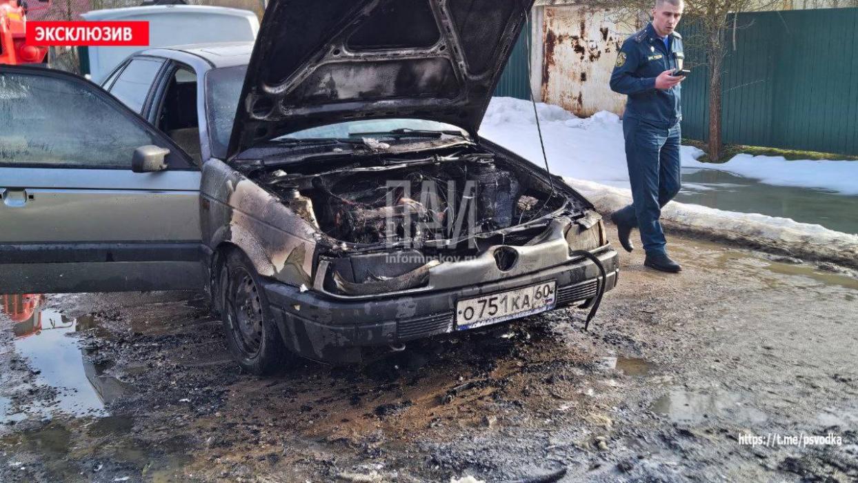 Автомобиль загорелся на улице в Великих Луках