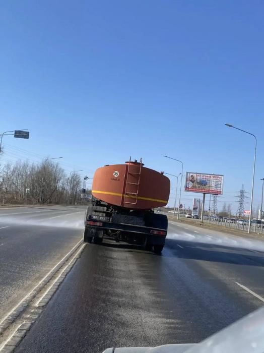 Ежедневно коммунальные службы убирают улицы и парки Пскова 