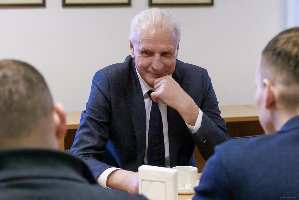 Состоялась встреча спикера Александра Котова с участниками программы «Герои земли Псковской»