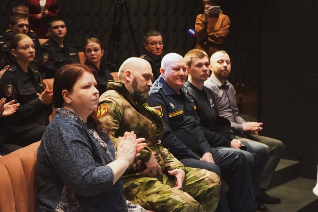 Найденную в Псковской области медаль красноармейца передали его родственникам в Белгороде