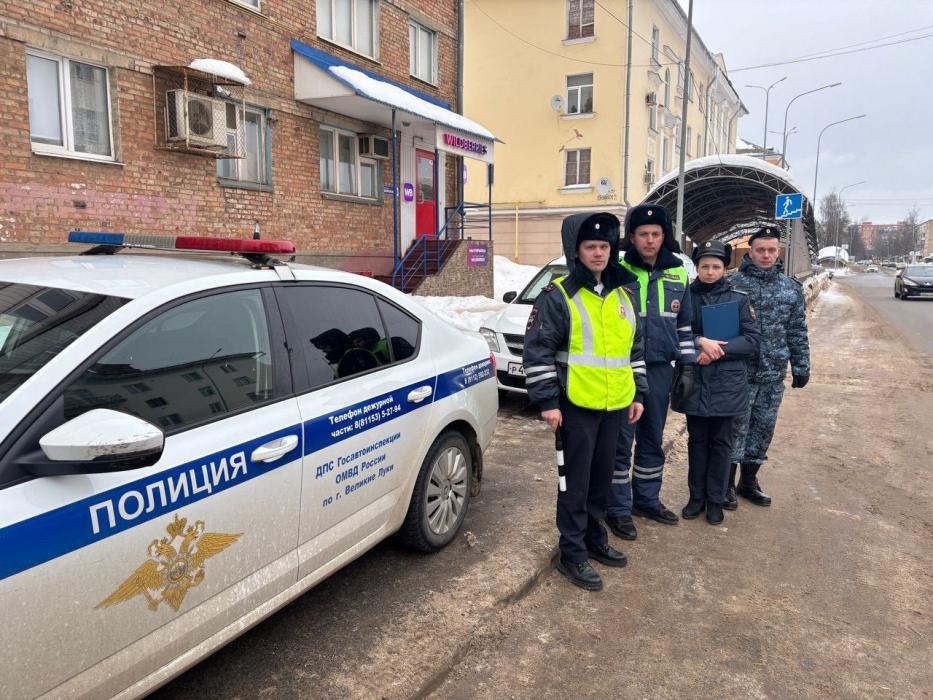 В Великих Луках водителям напомнили о мерах безопасности за рулём и сервисах ФССП