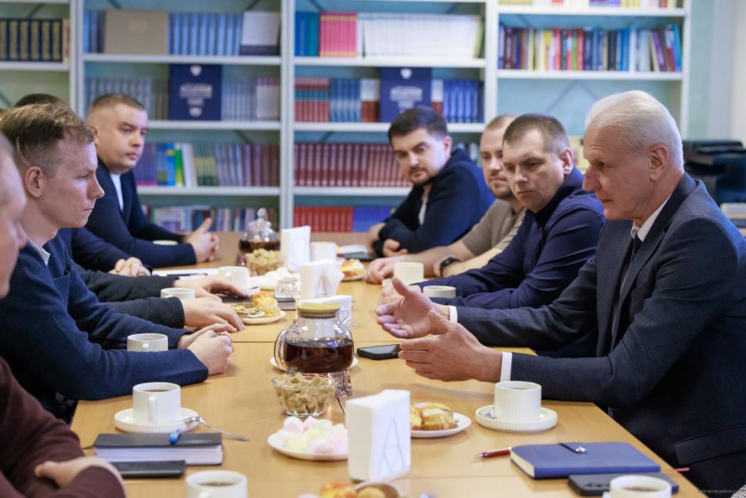 Состоялась встреча спикера Александра Котова с участниками программы «Герои земли Псковской»