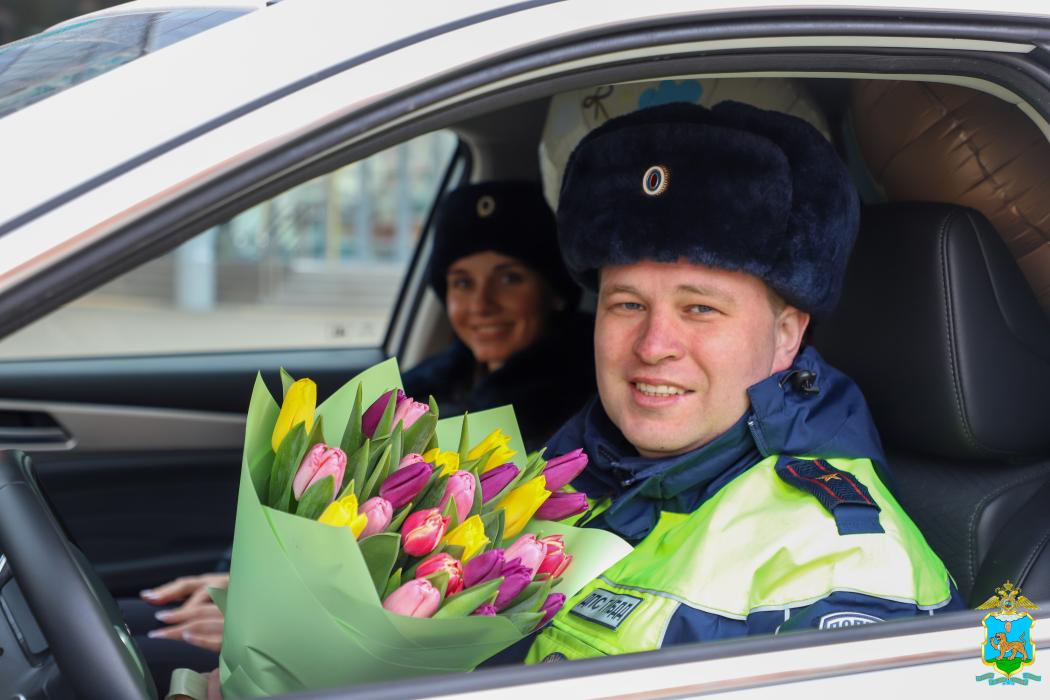  В Пскове полицейские помогли беременной женщине добраться до роддома