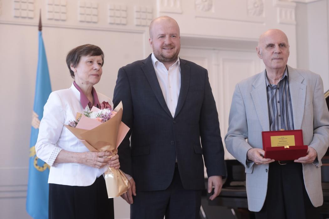 «Не искать случайных встреч»: 17 псковских пар получили медали за полвека любви