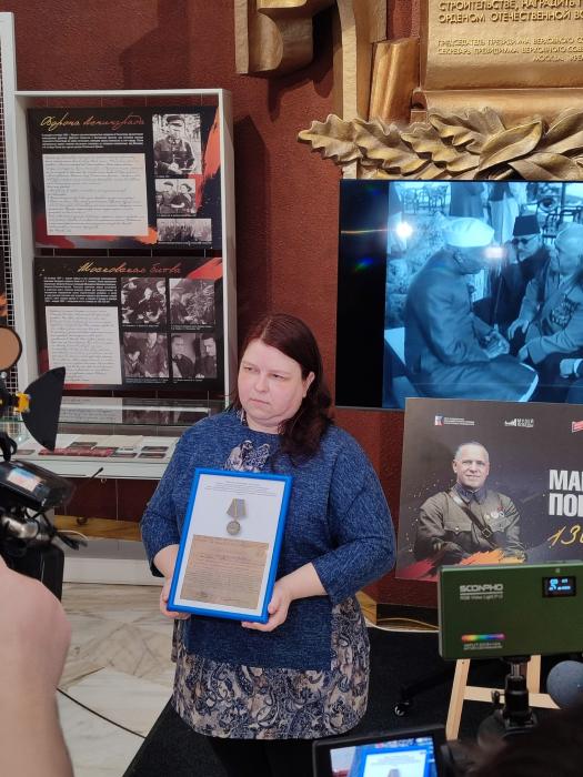 Найденную в Псковской области медаль красноармейца передали его родственникам в Белгороде
