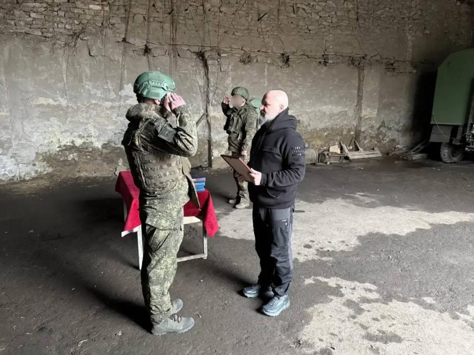 «Знак глубокой признательности псковичей»: бойцам 77-го полка вручили региональные награды