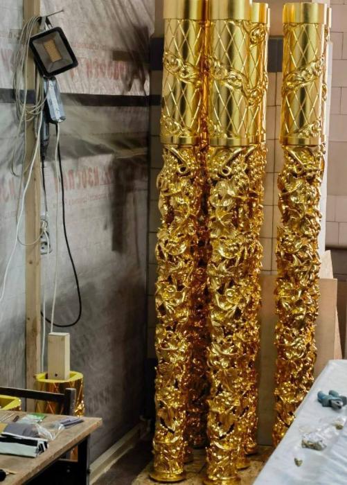 Отреставрированный иконостас устанавливают в церкви Сорока Севастийских Мучеников в Печорах