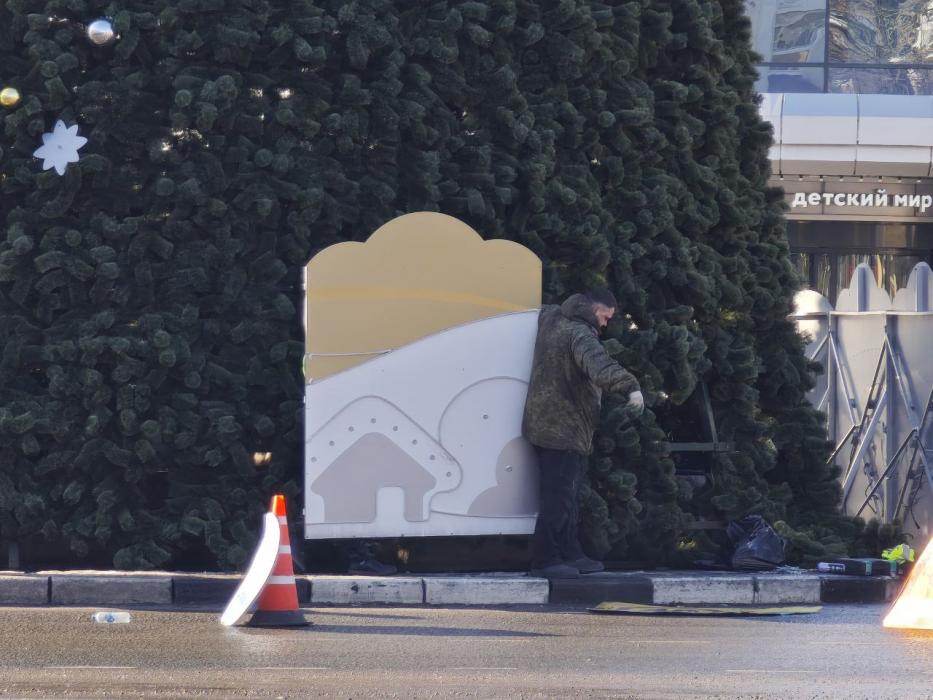 Городскую ёлку разбирают в Пскове