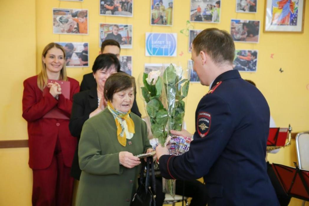 Псковские полицейские поздравили воспитанниц и коллектив подшефного центра помощи детям с 8 Марта