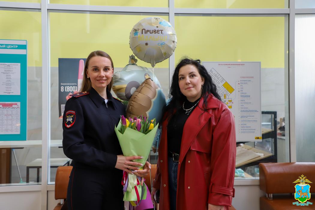  В Пскове полицейские помогли беременной женщине добраться до роддома