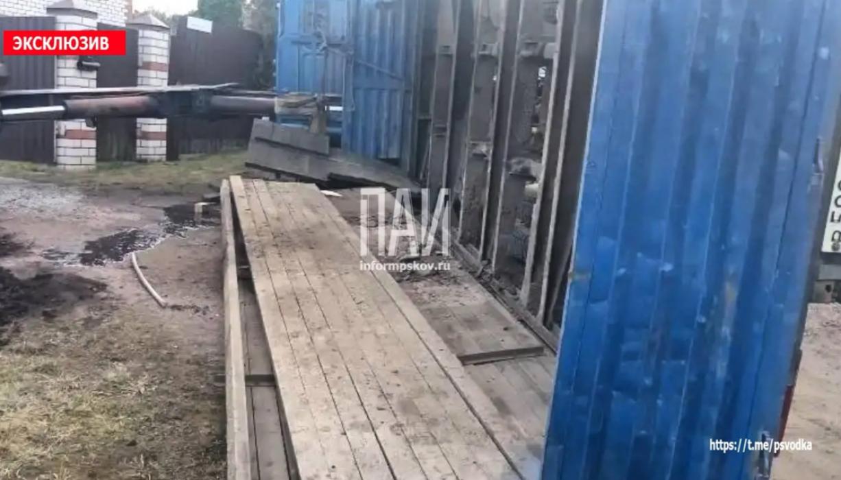 Манипулятор опрокинулся на оператора в Великолукском районе