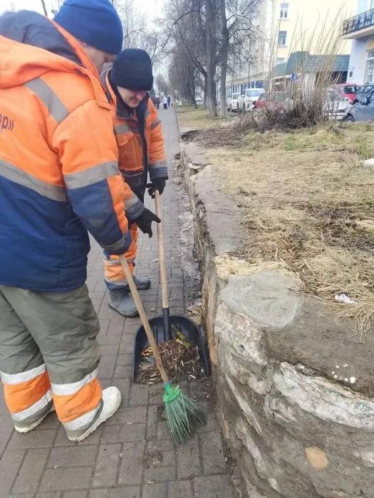 Уборка дворов в Пскове 