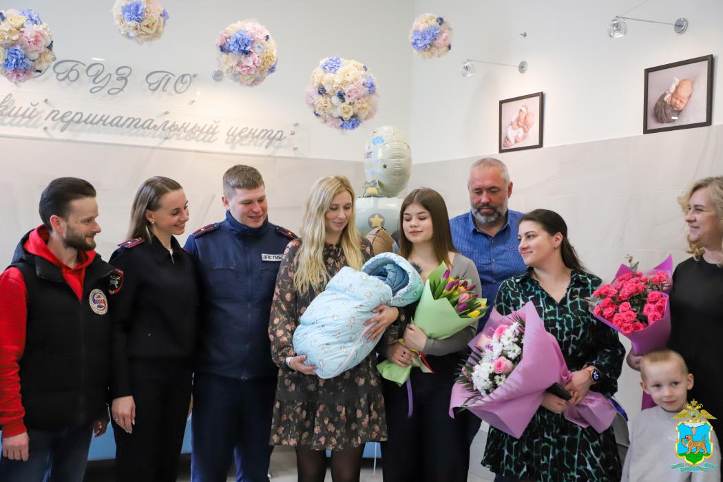  В Пскове полицейские помогли беременной женщине добраться до роддома