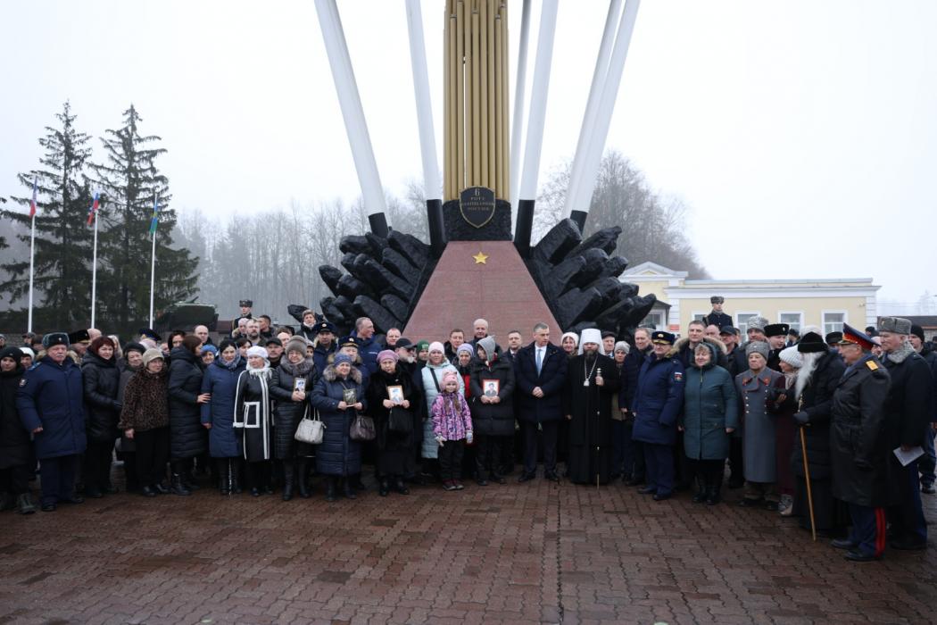 В Черёхе возложили цветы к мемориалу героям-десантникам 6-й роты
