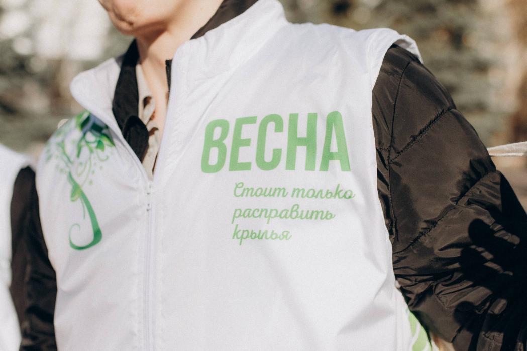 Жительницам Пскова вручили праздничные сувениры в преддверии 8 Марта