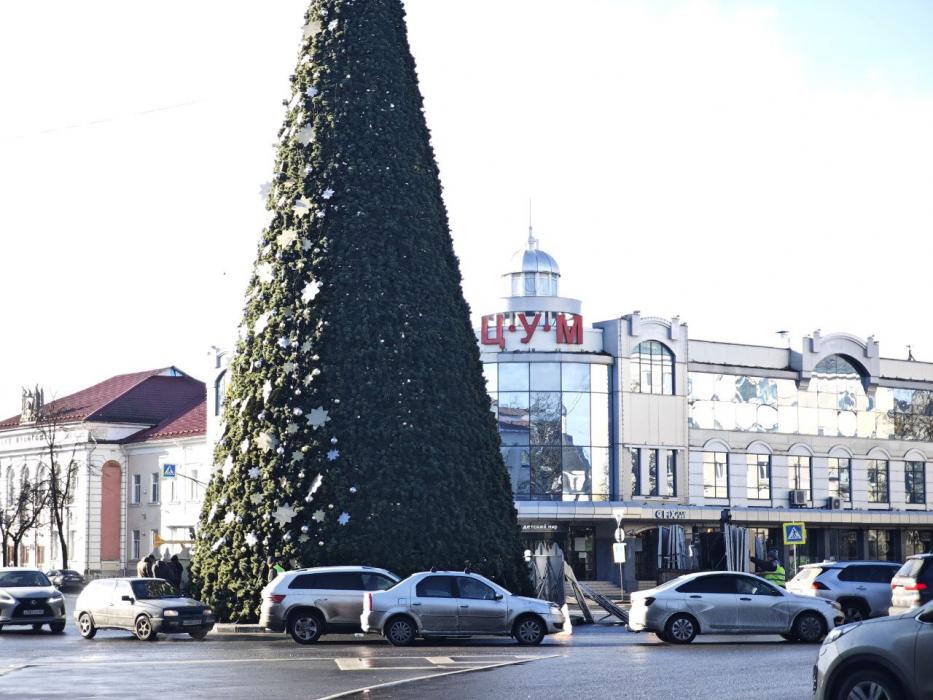 Городскую ёлку разбирают в Пскове