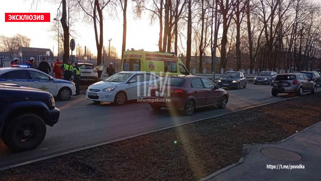 В Пскове столкнулись два автомобиля, пострадал один из водителей