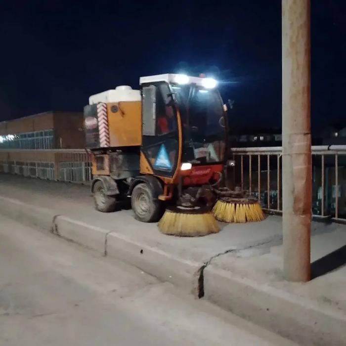 Ежедневно коммунальные службы убирают улицы и парки Пскова 