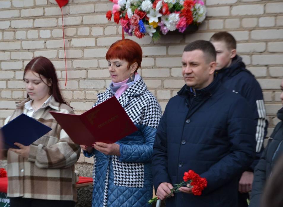 Мемориальную доску в память о погибшем выпускнике открыли в школе Дедовичского района