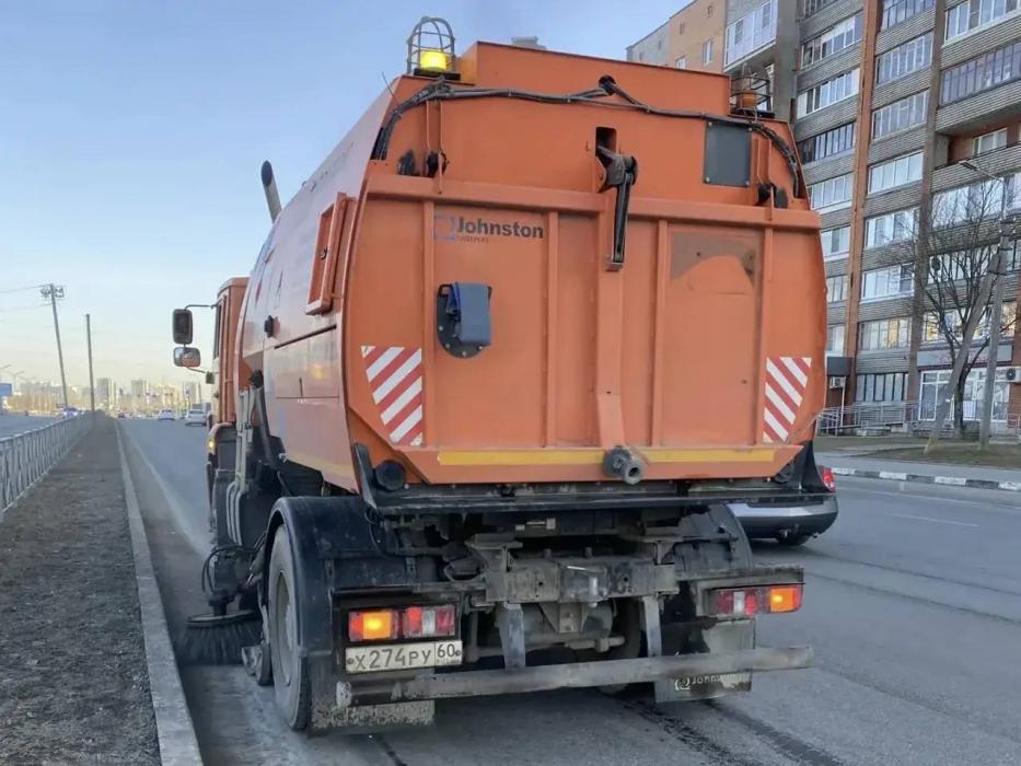Ежедневно коммунальные службы убирают улицы и парки Пскова 