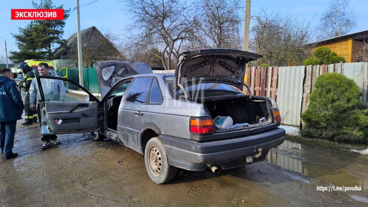 Автомобиль загорелся на улице в Великих Луках