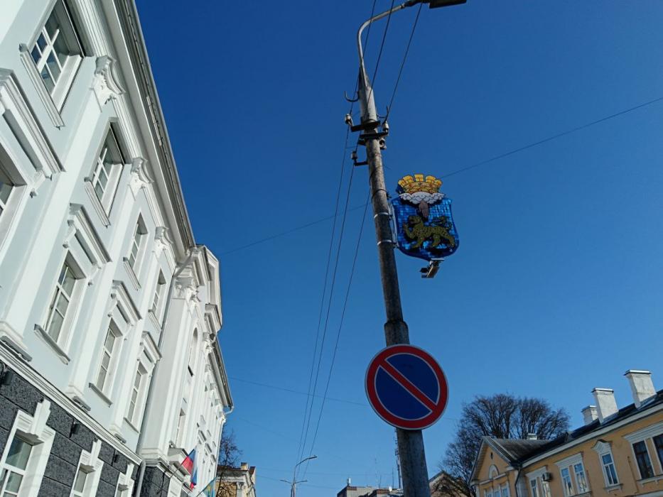 Гербы у здания администрации Пскова 