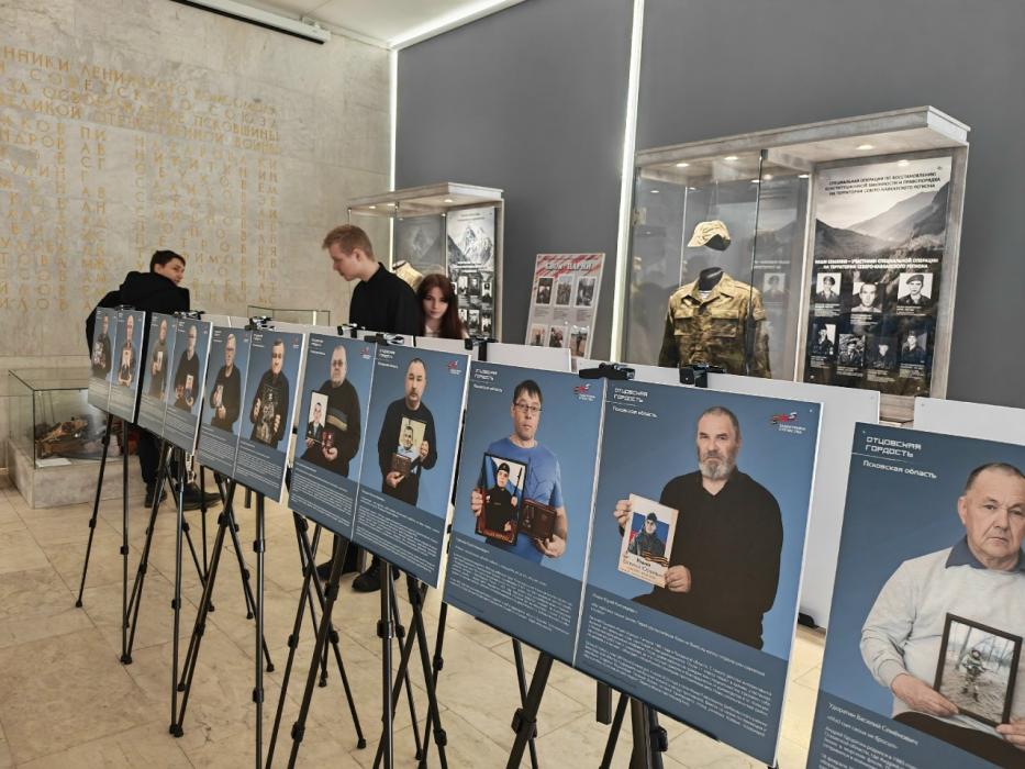 Студенты и преподаватели ВЛГАФК посетили выставку «Отец героя»