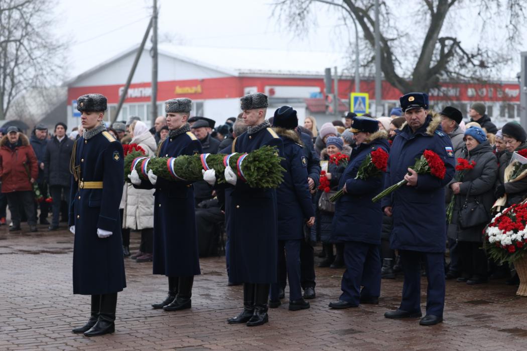 В Черёхе возложили цветы к мемориалу героям-десантникам 6-й роты