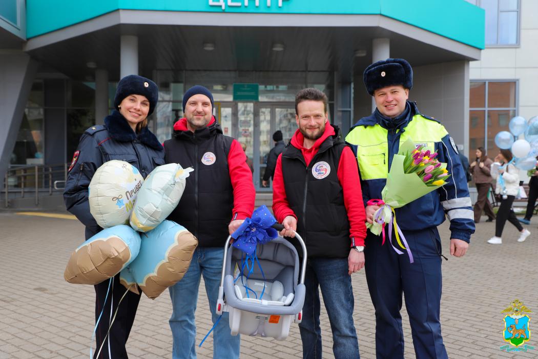  В Пскове полицейские помогли беременной женщине добраться до роддома