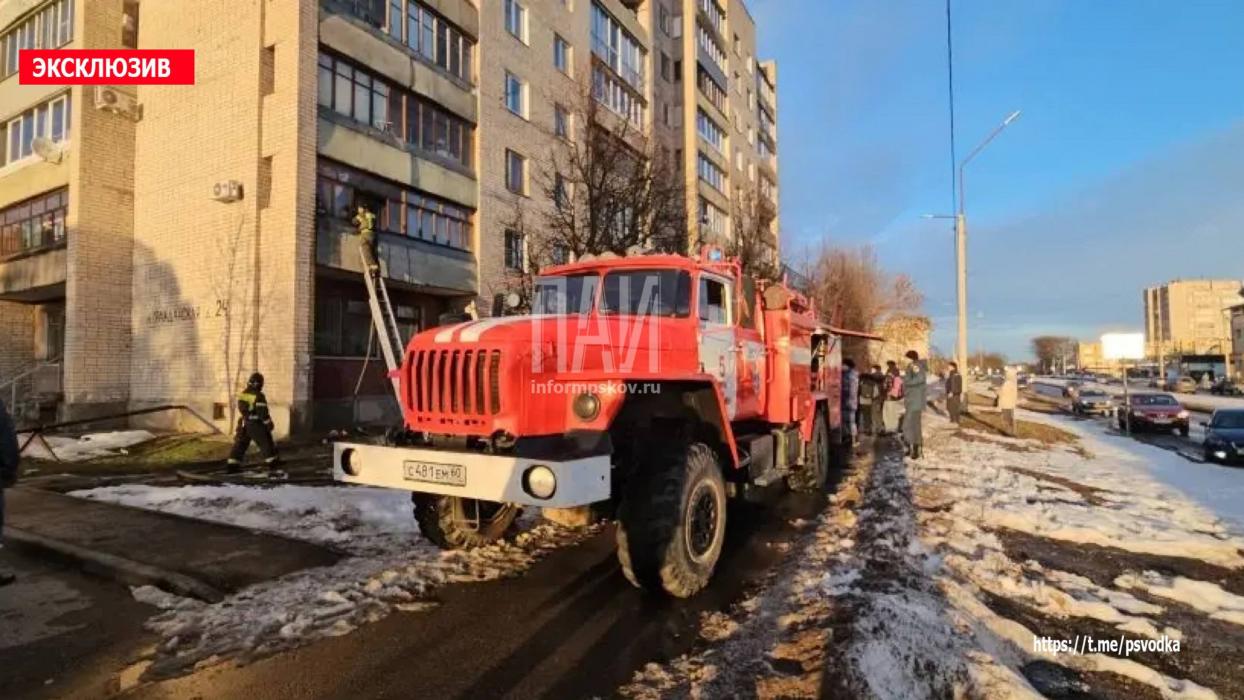 Балкон жилого дома загорелся в Великих Луках